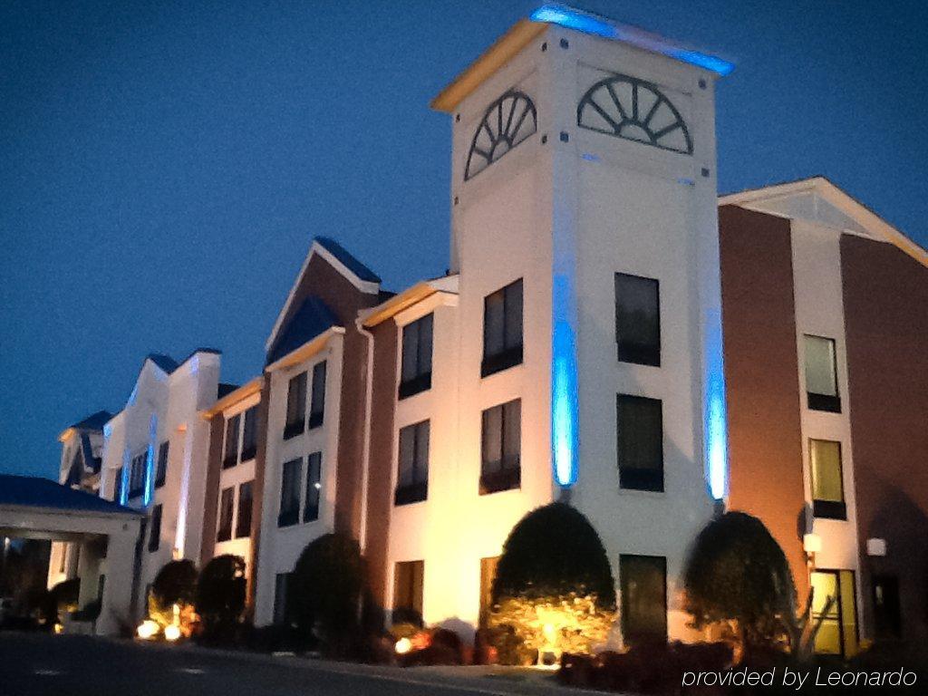 Comfort Inn & Suites Dahlonega University Area Exterior photo